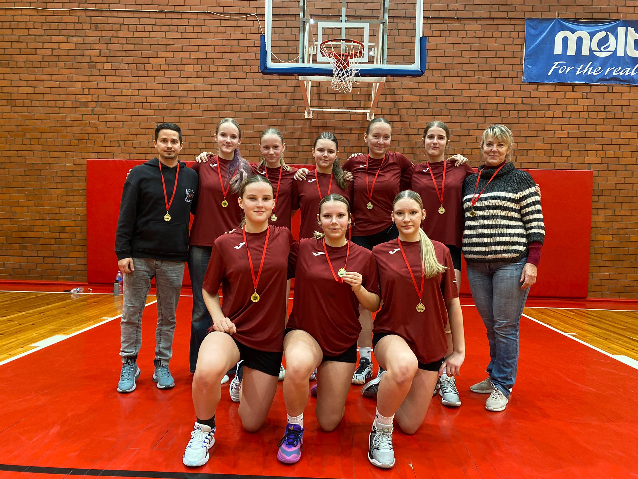 🏀 Zelta diena Tukuma Raiņa Valsts ģimnāzijas basketbolistiem! 🥇💚
