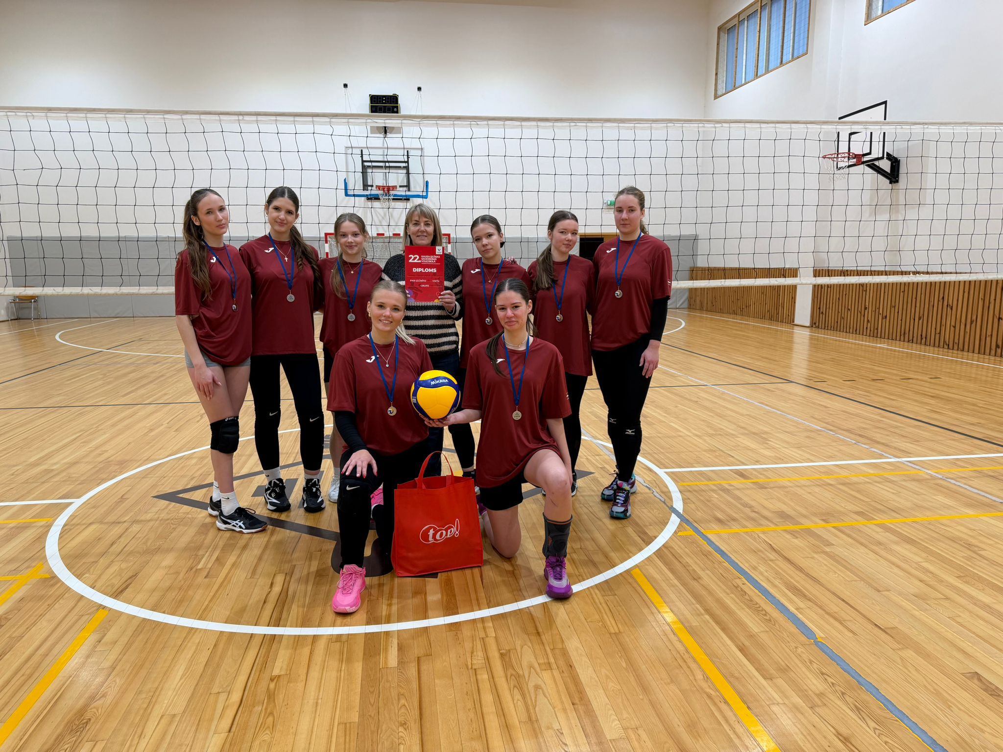 🏐 “Top kauss” volejbolā: Pamatskolas meitenes izcīna ceļazīmi uz finālturnīru!