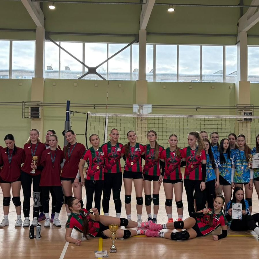 Skolas sportistu sekmes florbola un volejbola sacensībās