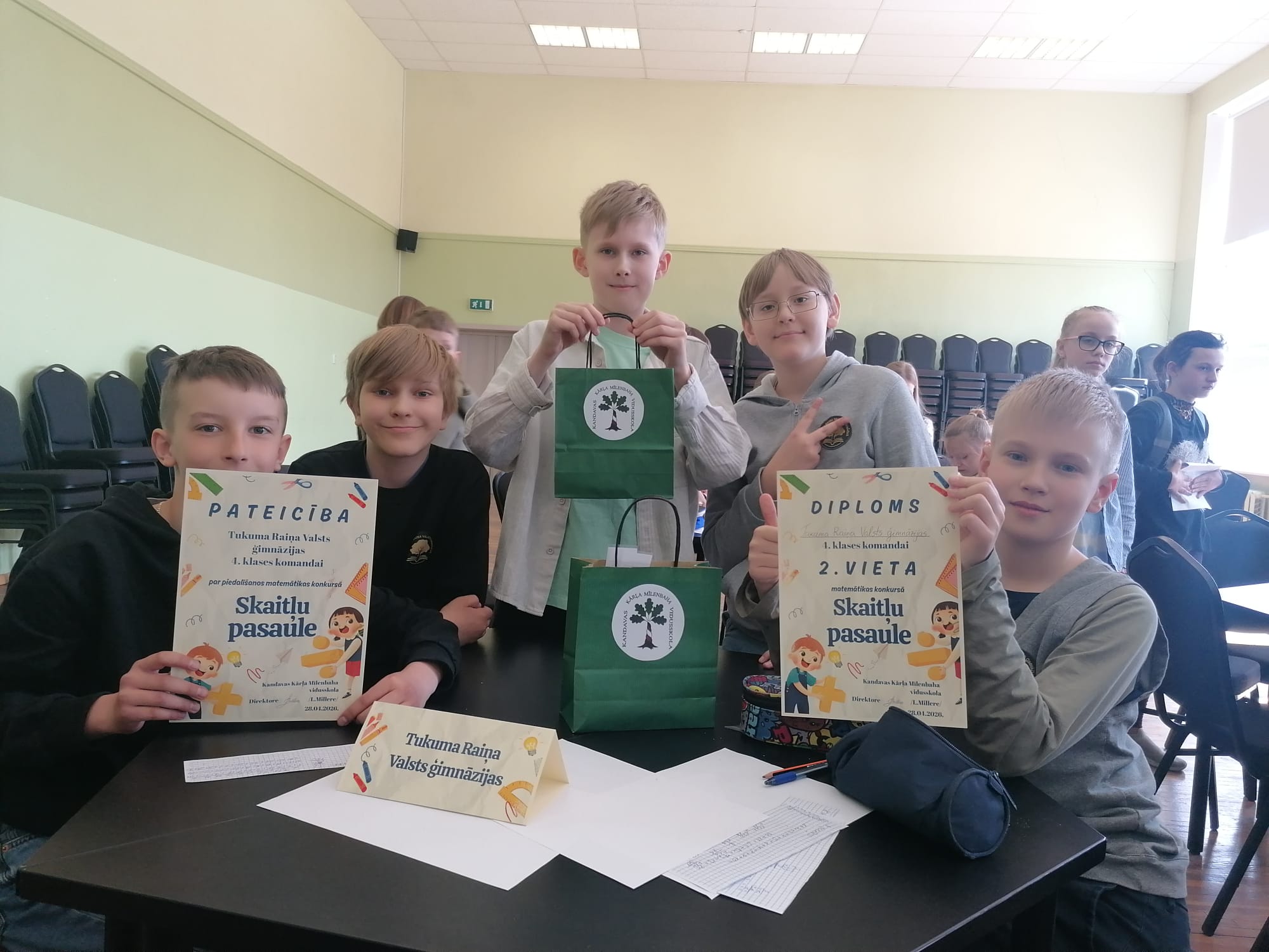 4.klašu skolēnu komanda matemātikas konkursā “Skaitļu pasaule” Kandavā 10 komandu konkurencē izcīnīja godpilno 2. vietu.