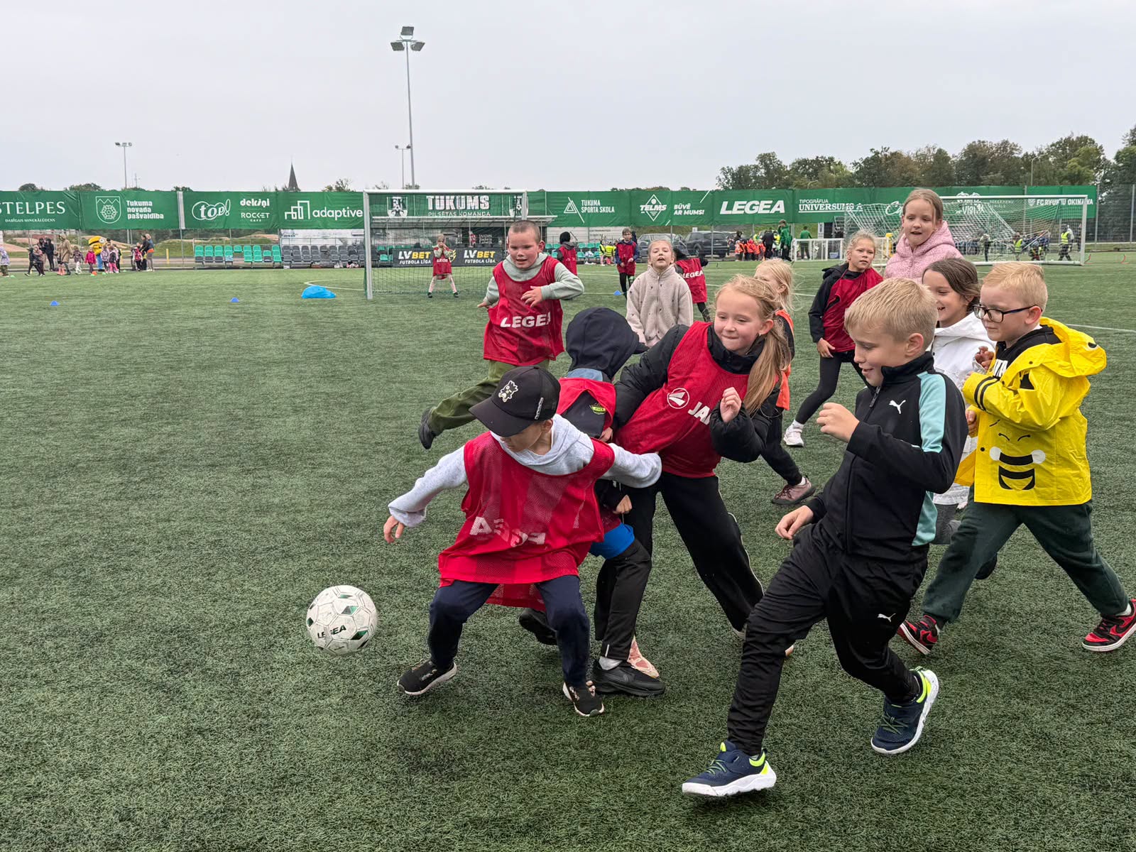 Pirmklasnieki piedalās Futbola dienā Pauzera pļavās